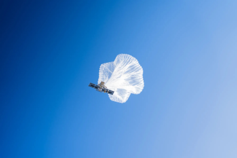 The Aerostar Thunderhead balloon carries the STRATO payload into the sky to reach the stratosphere for flight testing